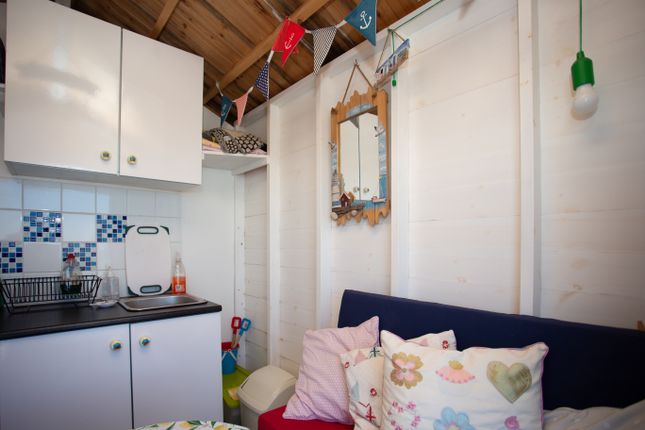 Beach Hut 703, Cliff Road, Felixstowe photo 5