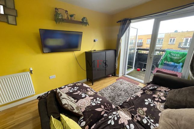92 Featherstone Court, Featherstone Road, Southall photo 4