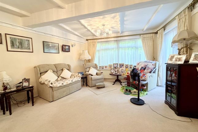 10, Mead Court, Waltham Abbey photo 3