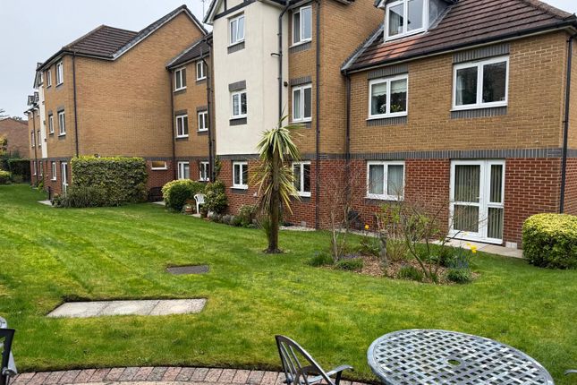 33, Camberley photo 4