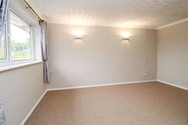 Flat 1, 189, Reading Road South, Church Crookham photo 4