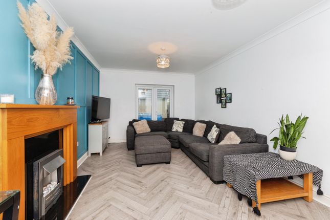 4, Llwyn Yr Eos, Carmarthen photo 4