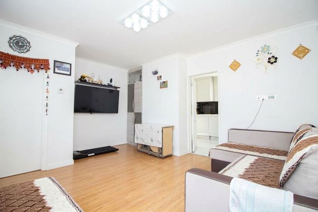 5 Harborne Close, Watford photo 4