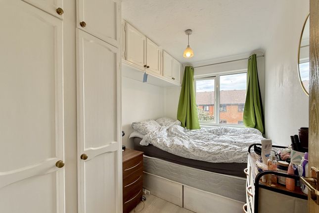 151, Sterling Gardens, London photo 5
