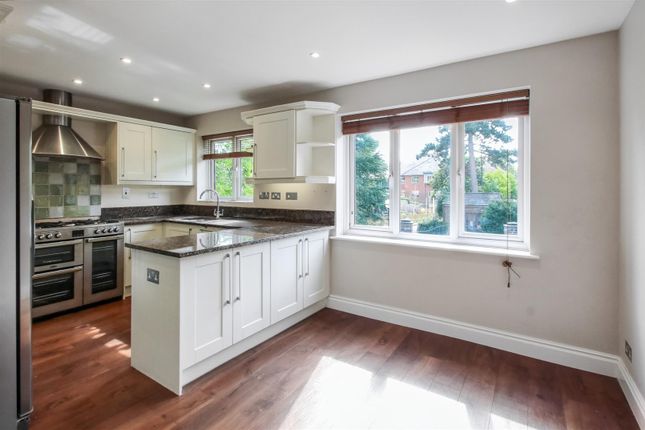 15, Wallis Mews, Leatherhead photo 3