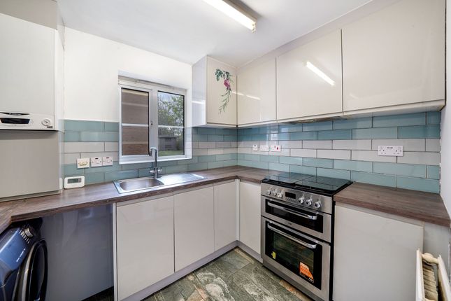 56 Friars Close, Ilford photo 4
