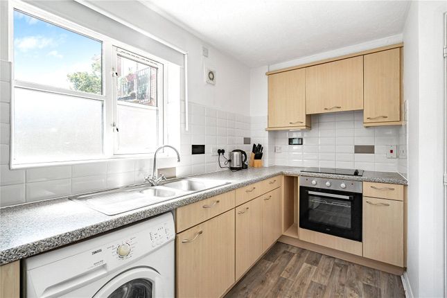 24, Collingwood, Farnborough photo 2