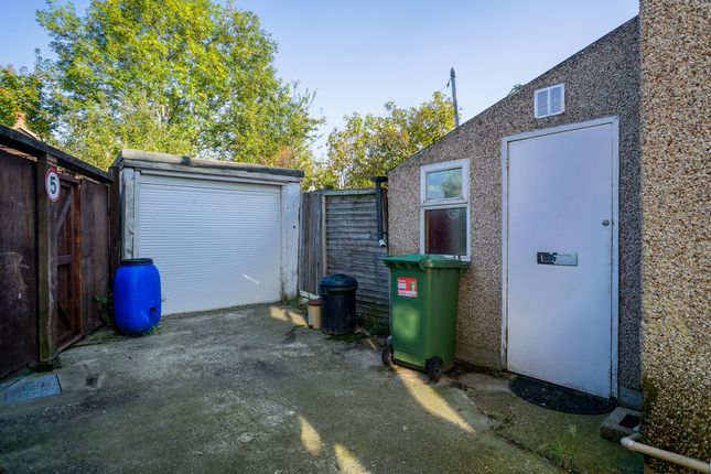 22, Lynwood Drive, Romford photo 2