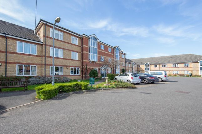 Flat for sale in Bushmead Court, Luton, Bedfordshire