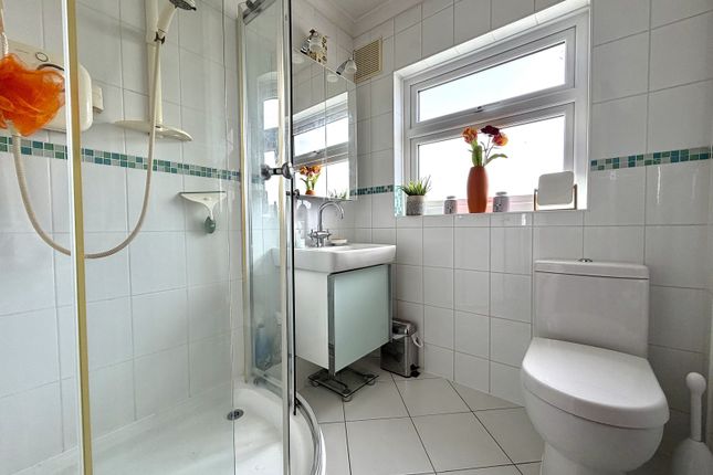28, Compton Crescent, Chessington photo 4