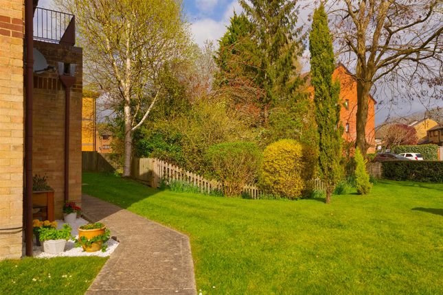 92, Manor Fields, Horsham photo 4