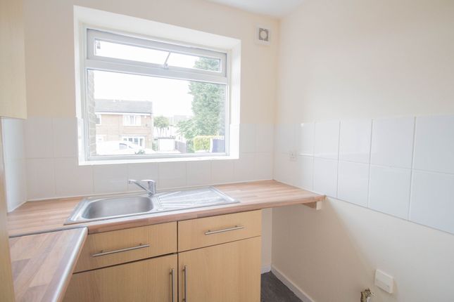 40 Hatton Close, Bradford photo 3