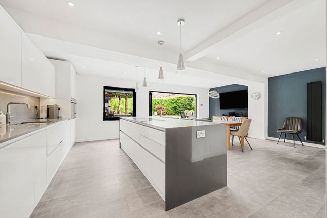 36, Pondtail Road, Horsham photo 2