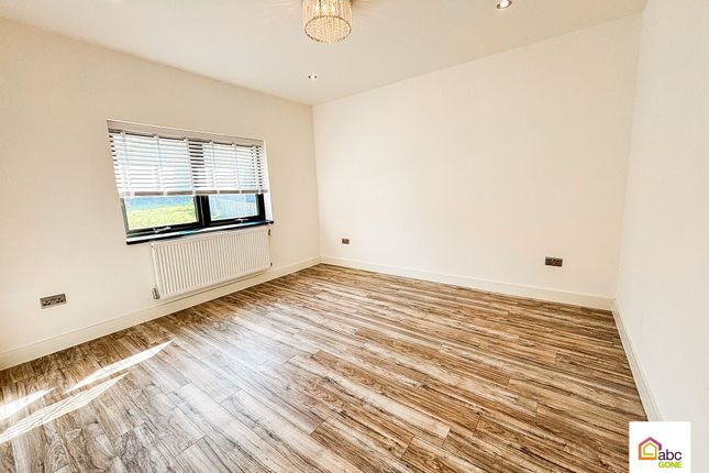 Flat 2, 131 London Road North, Redhill photo 2