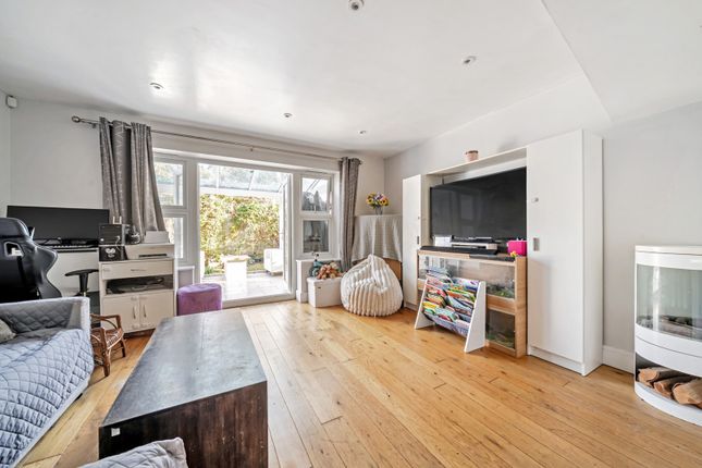 5, Lambourne Close, Dartford photo 4