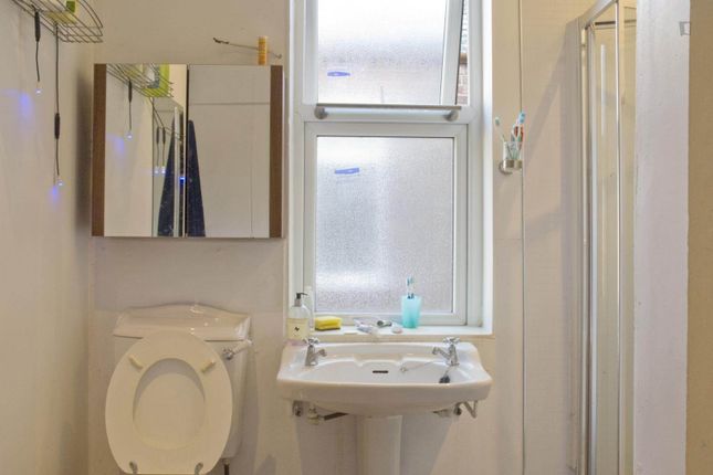 Likeable double bedroom near The University of Manchester, 70, Daisy Bank Road, Manchester photo 4