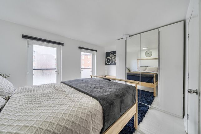 5, Calypso Crescent, London photo 2