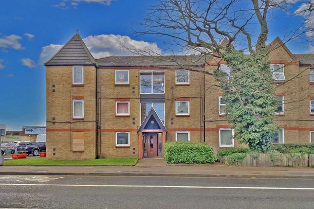 Flat to rent in Osborne Court, Ampthill Road, Bedford