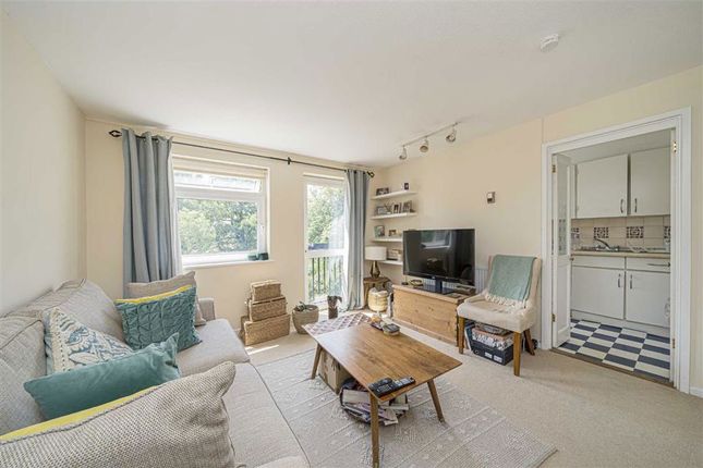 210, Harrowdene Gardens, Teddington photo 4