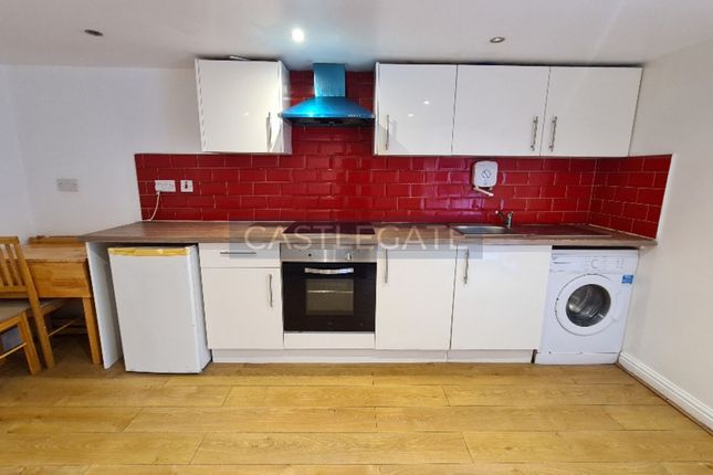 1-bed flat on 28A Church Street, Huddersfield, £400/mo