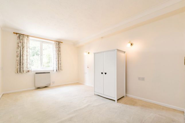 15, Fernleigh Court, Romford photo 3
