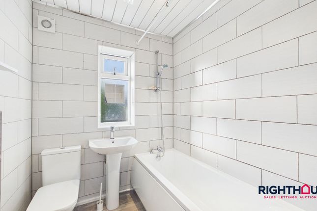 4 Onslow Crescent, Bradford photo 3