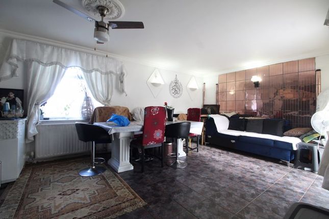 53, Fieldfare Green, Luton photo 3