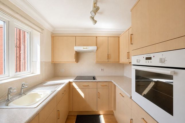 Llewelyn Lodge, Cooden Drive, Bexhill-on-Sea photo 2