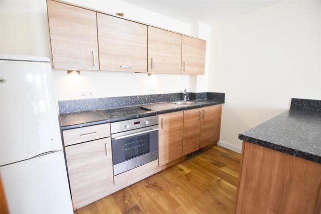 Flat to rent in Park Lodge Avenue, West Drayton