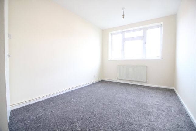 Flat to rent in Eden Close, Langley, Slough