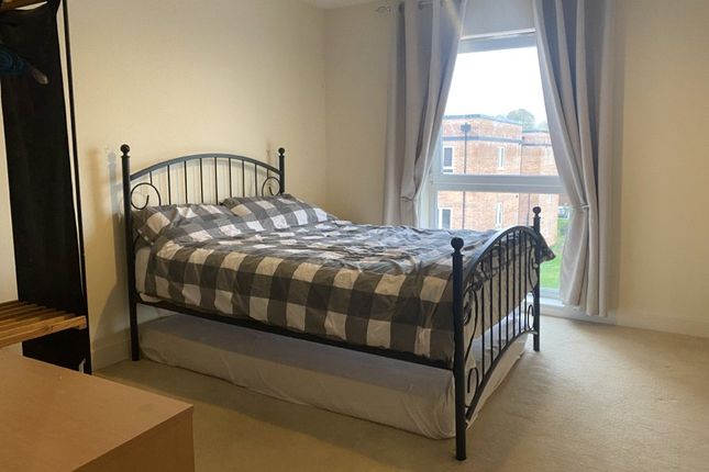 Flat to rent in Redhill, Surrey