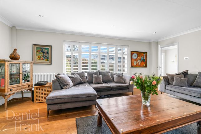 3 The Little Goldings, Clays Lane, Loughton photo 4