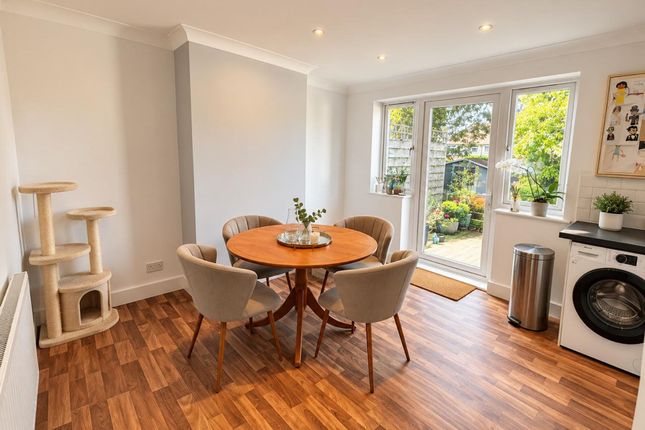 63 Benhurst Gardens, South Croydon photo 2