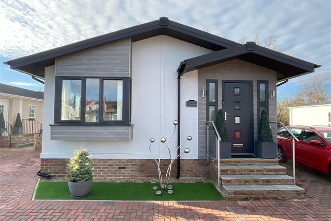 2-bed caravan on Maidstone Road Paddock Wood, Tonbridge, £220,000