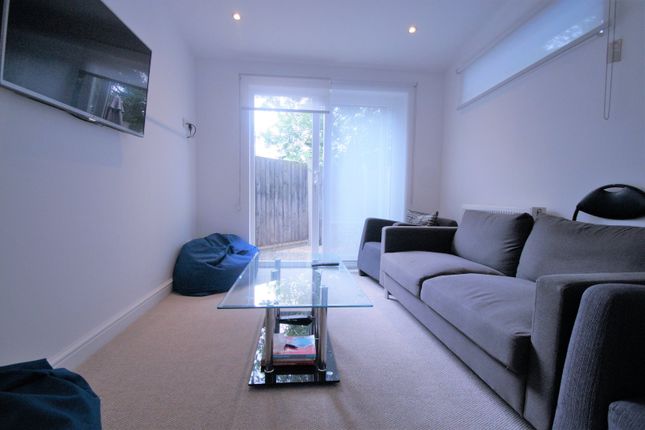 7, Edwin Road, Edgware photo 3