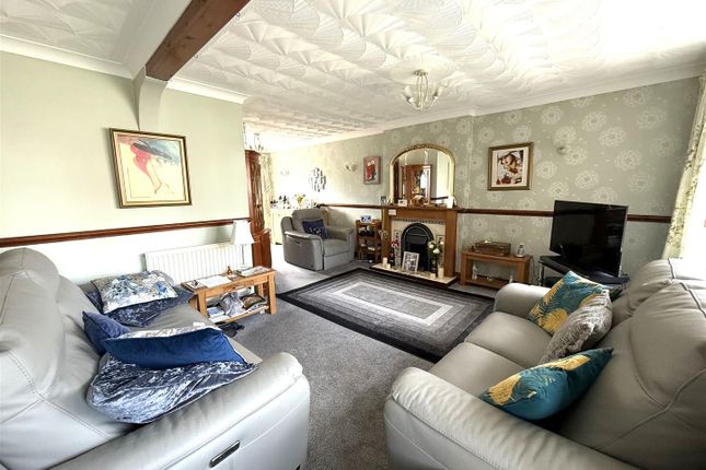 19, Bush Drive, Rugeley photo 3