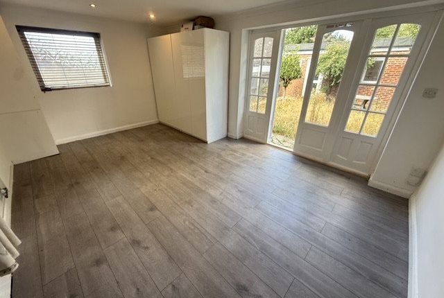 72, Dorchester Avenue, Palmers Green photo 4