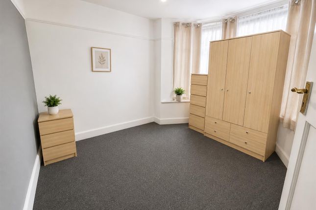 33, Lamorna Grove, Stanmore photo 3