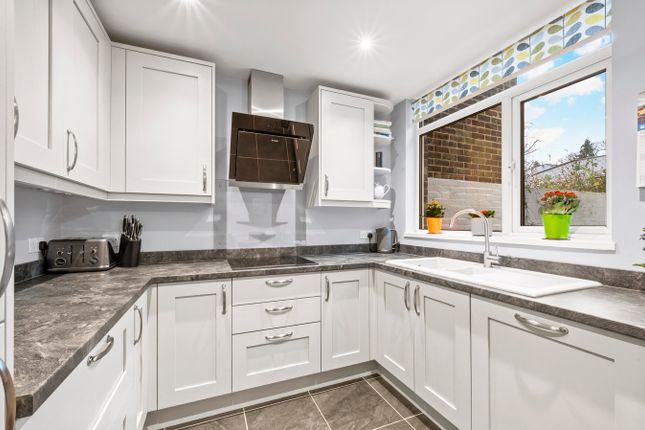 41, Brackley, WEYBRIDGE photo 3