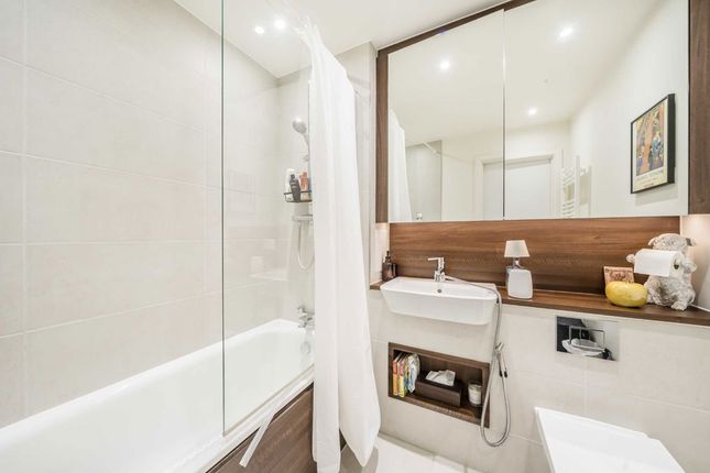 Flat 111, Hawfinch House, 1, Moorhen Drive, London photo 3