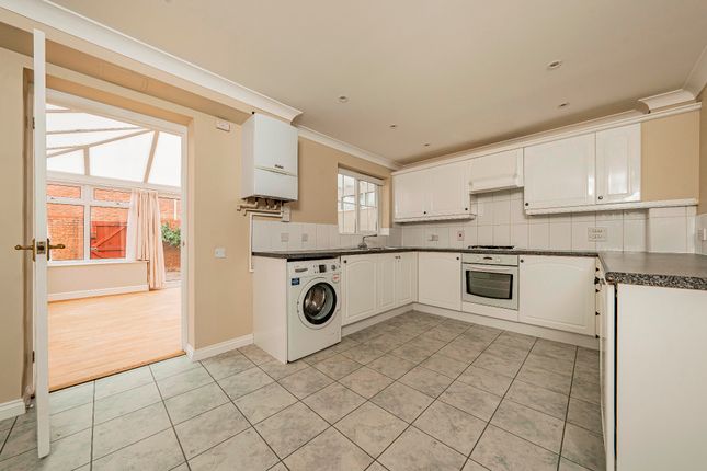 14 Deverills Way, Langley photo 4