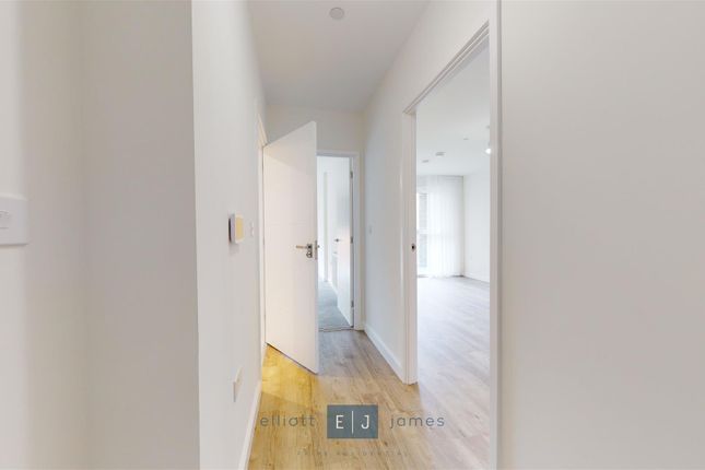 27 Luctons Close, Epping Gate, Loughton photo 2