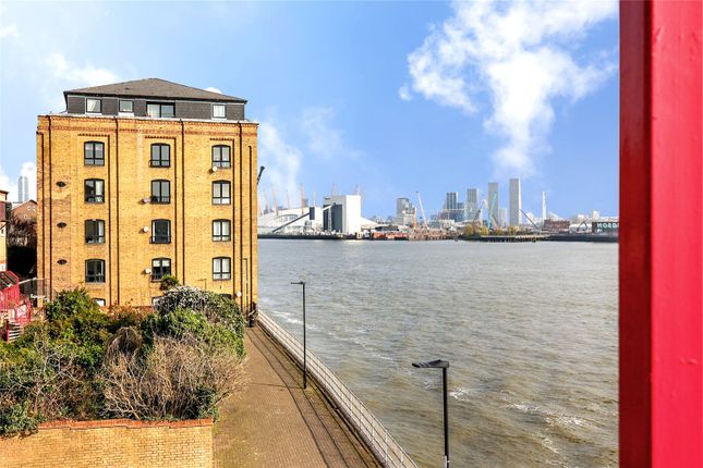 Flat to rent in Caledonian Wharf, Isle Of Dogs
