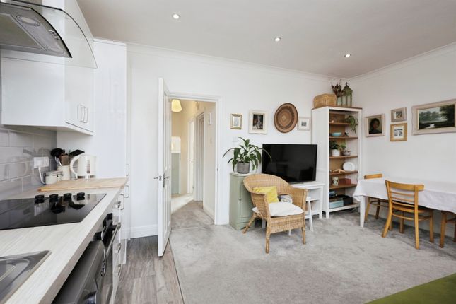 Flat 6, Saxon Court, 43-51, Ceylon Place, Eastbourne photo 3