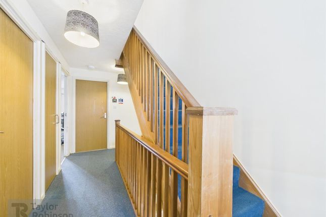 32, Meridian Close, Crawley photo 4