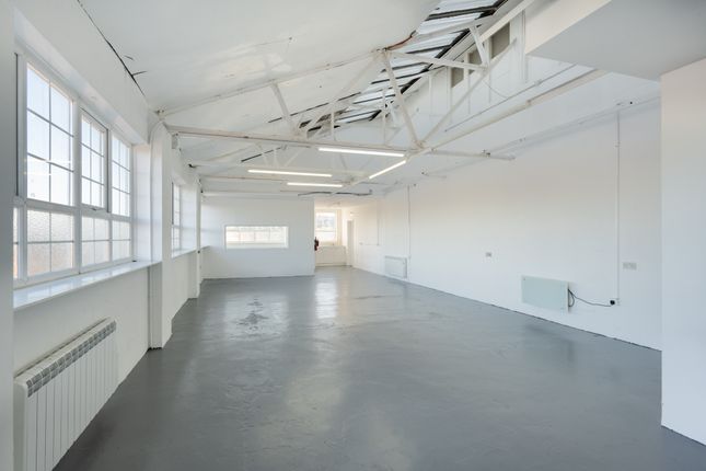 Light industrial to let in Vale Road, London