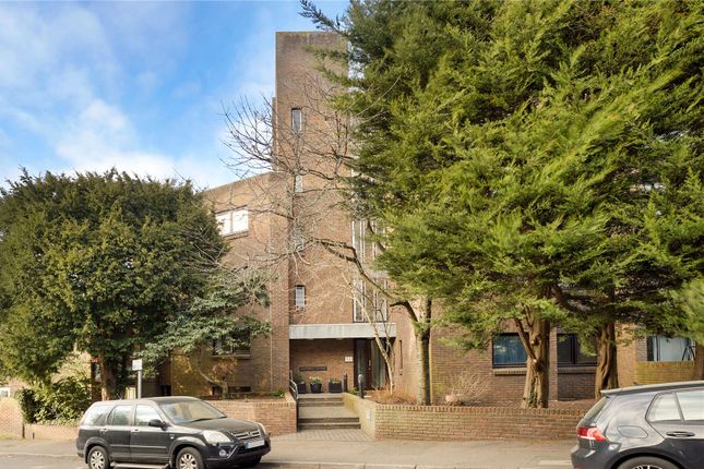 Flat 5, Hatfield House, 15, Avenue Elmers, Surbiton photo 4