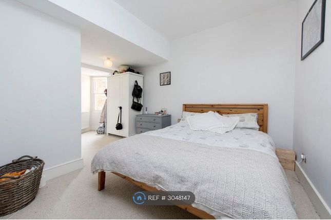 Flat, Bedford Hill Balham, London photo 4