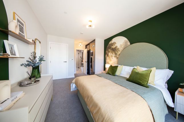 Flat for sale in Kew Bridge Rise, Brentford