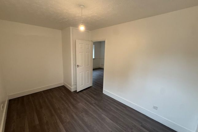 73 Tennyson Close, Enfield photo 4